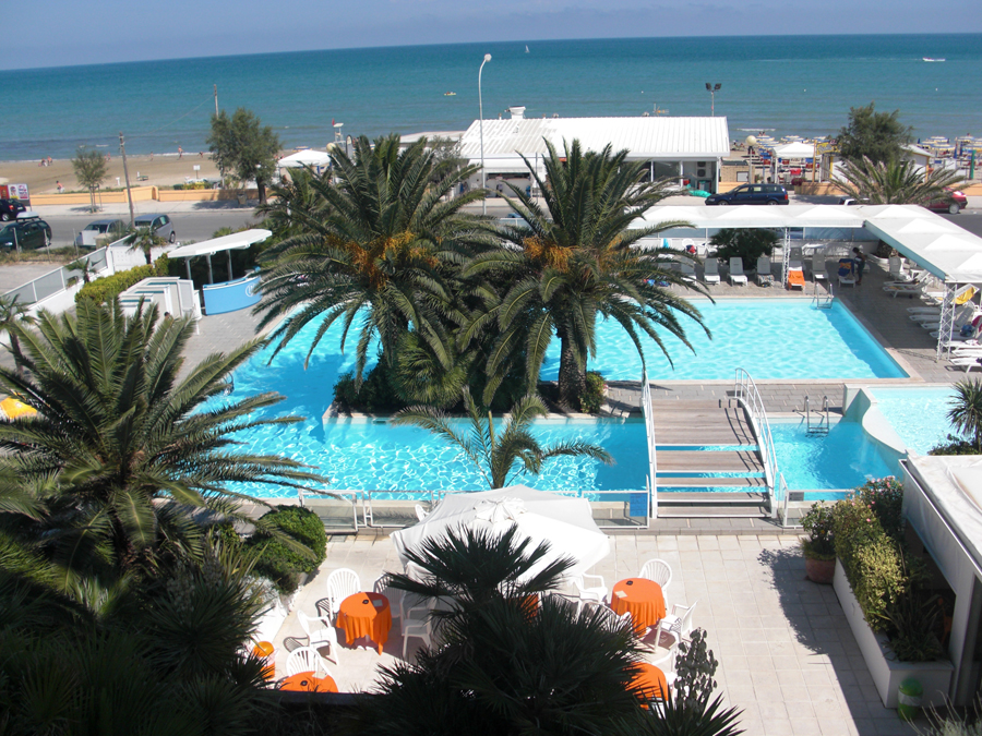images/galleryPiscina/hotel-senigallia-piscina.jpg