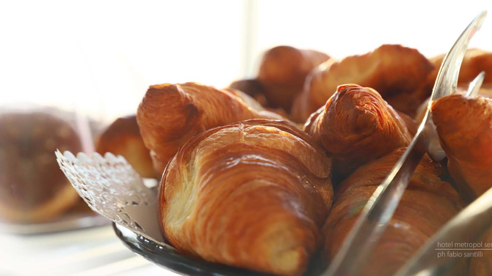 Gustosi croissant freschi su un vassoio, pronti per essere gustati al mattino.