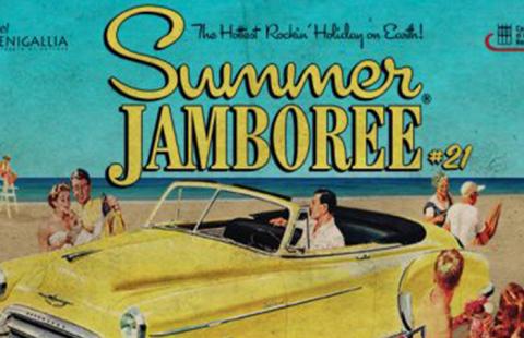 Locandina vintage del Summer Jamboree con auto d'epoca e atmosfera anni '50 sulla spiaggia.