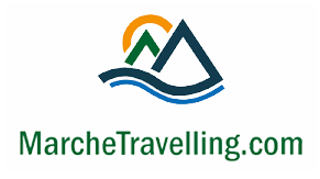 Logo di MarcheTravelling.com con montagne, sole e onde stilizzate.